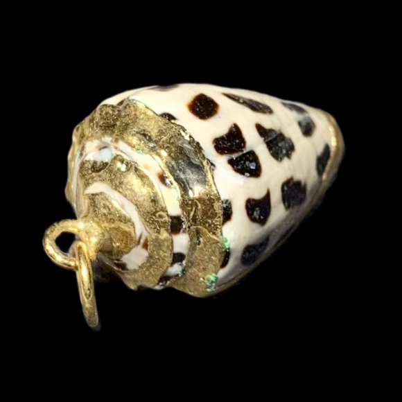 Sea Shell Charm a bit of mother nature’s magic. Tiny ocean whispers - Picture 2 of 3